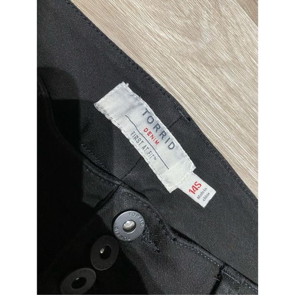 Torrid NWT Denim Black Jeans Jeggings Button Detailing Pants, Size 14S - Picture 2 of 11
